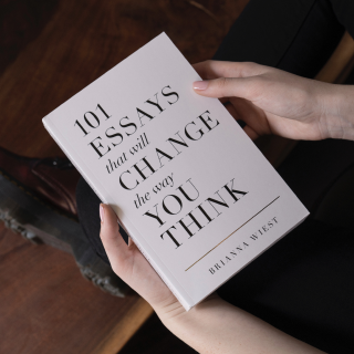 Книга "100 essays that will change the way you think"